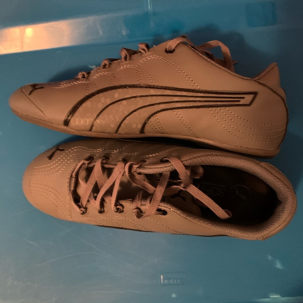 Like new Puma sneakers.